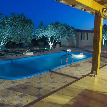 Enticing Mobile In Pako Tane With Swimming Pool Casa vacanze *