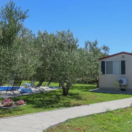 Dom wakacyjny Enticing Mobile In Pako Tane With Swimming Pool Pakoštane